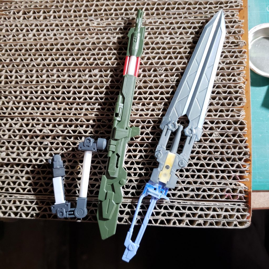 アグニのジョイントパーツは、別のパーツで代用しました。
ソードはプラ棒とビルダーパーツで作りました。