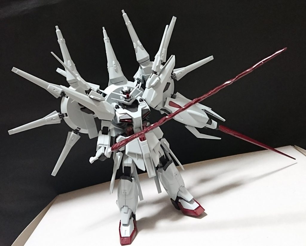 特殊刀、プロヴィデンス・ハイエンドが内蔵している特殊な粒子の源、酸や毒に近い性質をもつ。
燃え盛る刀のような形状ではあるが直接対象を切断する事は出来ない、接触した機体は装甲や内部フレームが少しずつ削れていく。
通常のナイフやヒートホークよりも決め手に欠ける為戦闘中での使用は基本非効率的だ。
この武装の強みは間合いに入ればビームシールドやビームサーベルが出す粒子をすり抜けて確実に攻撃出来る事にある、何度も同じ部分に???が接触すると装甲だけでなく内部フレームも削れる為フレームの方にガタがきて身動きがとりづらくなり終いにはフレームが千切れる事だろう。
元々は黒地客(GUNSTAに投稿済み)というMSが装備していた。
この武装を駆使し単機でウバを複数機撃破している。