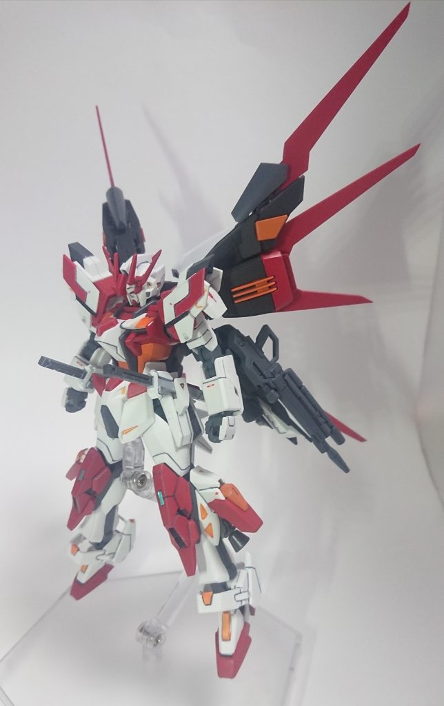 ソードは腰に、ライフルはバックパックにマウント可能