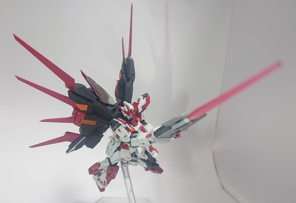 ## 専用大剣 ヘラクレス
ただの大剣では重さで機動力を殺してしまうなら、剣にも動いてもらえばいい!という発想から生まれた推進機付きの大剣。
先端からはビールサーベルも展開でき、凪ぎ払いや突貫も可能。
しかし剣のブースターは出力調整ができず、下手に扱えば腕ごと飛んでいくため扱うには極めて高い操縦技術を要する。