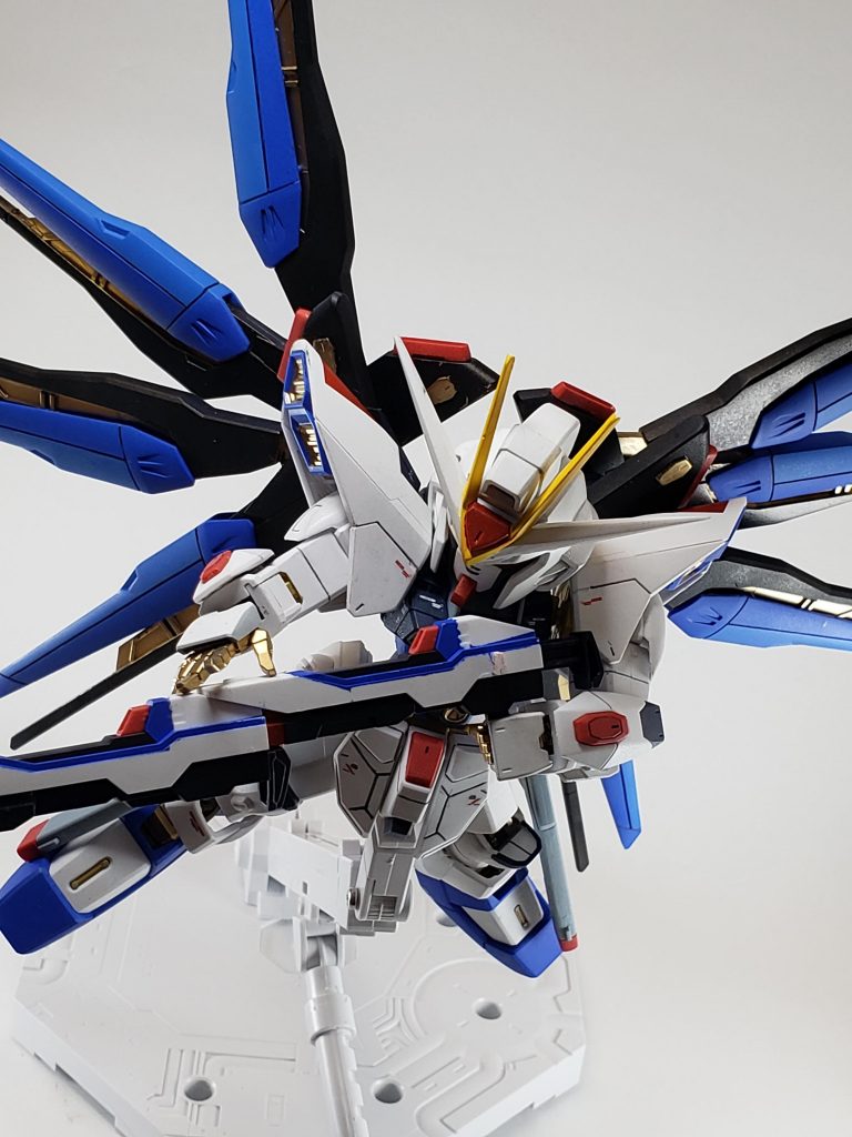 個人的にストライクフリーダムと言えば!なライフル構えのポーズです
そして、ここで塗装のミスに気付きまして……orz