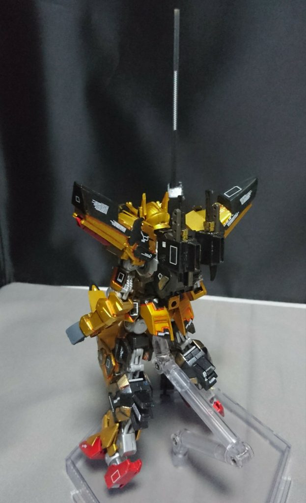 そして、後ろ姿です
カラーリングはアカツキガンダムのイメージをあまり崩さずするためにゴールドをメインに塗装しています！
順番は、黒サフ→ピュアオレンジ→ゴールド→クリアオレンジです(  ＾∀＾)
では次は武器の紹介です！