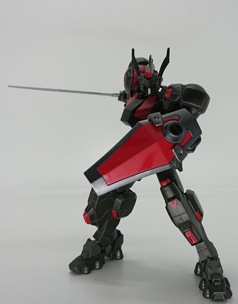 ガトリングシールドを装備したので自然とヒートソードも装備してあります。
格闘装備としてハンターエッジも検討しましたが、他のガンプラも作る場合の兼ね合いを考えて今回は見送り、アスタロトオリジンやウヴァルの足が好みだと言っていたのでそちらにしました。