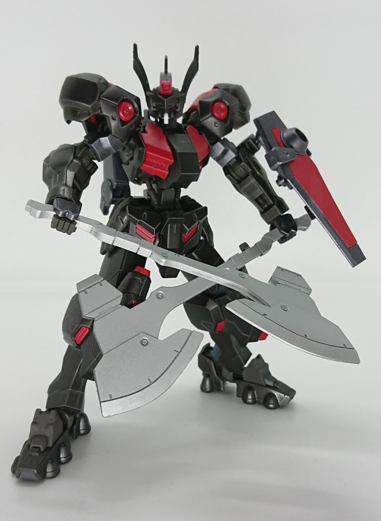 同じく、格闘戦装備なら斧が好きということでグレイズアインの大型アックスを装備。
そもそも格闘戦好みな男なので、膂力が強いという設定で筋肉質なデザインのバエルの腕を採用しています。