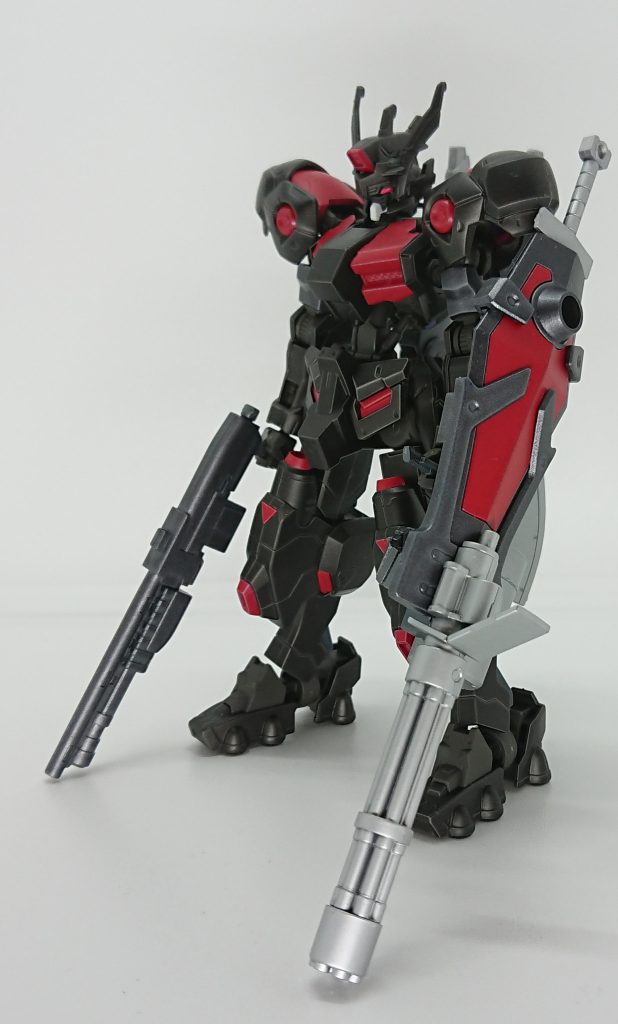 極道じみた男なのでベース機はウヴァルに決定。
カラーリングはつよ⚪すをプレイしていた事から黒鉄色にしました。