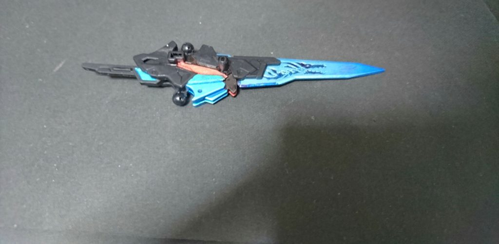 ○龍弾破刃/01
ビームマグナムのカードリッジ部分に劉備 関羽 張飛のクリアパーツの色を塗ることで後に紹介する合体武器への三位一体感を強くアピールしています。