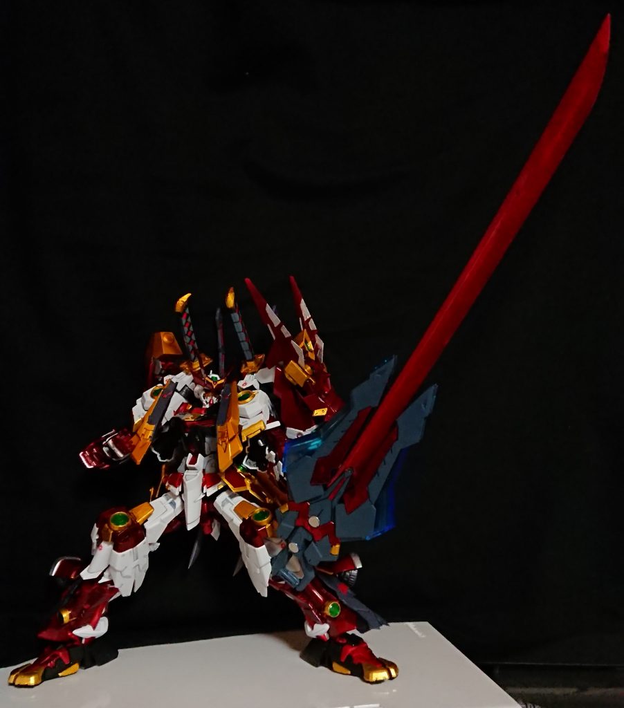 「クリムゾンガーベラストレート」
鳳に粒子を集中させ形成した大型のビームソード
破壊力は凄まじいが粒子の消費が激しいため最後の切り札としてしか使用しない