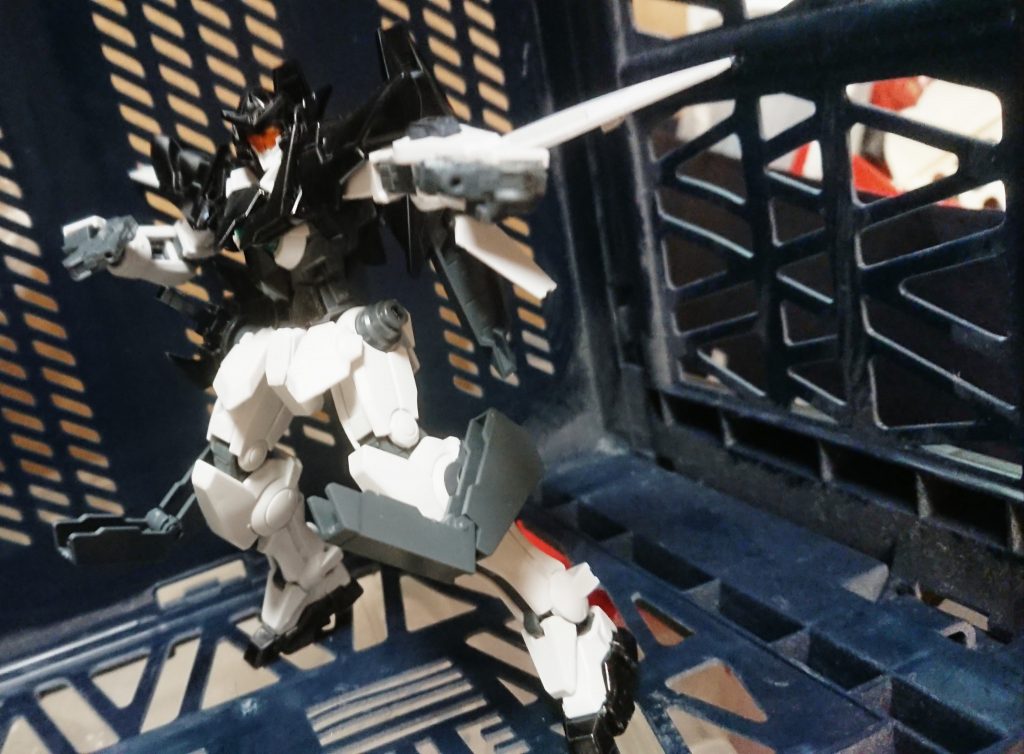 《機体データ》
機体名:ガンダム・フラッグナイト
型式番号:FM-003
全高:18m
重量:57t
動力:水素エンジン
分類:フラッグモービル
戦闘バイク・フラッグチェイサー、ステルスヘリ・フラッグウイングに続く第三のフラッグモービル(フラッグマンの使用する機動戦力の総称)で、普段は他のフラッグモービルと同じように、リカルド邸の地下に格納されている。
ソレスタルビーイングの秘密基地で発見された半壊したガンダムをベースにしており、主に宇宙での戦いや、敵がモビルスーツ等の機動戦力を使用した際に出撃する。
太陽炉が用意できなかった為、フラッグ等に使われていた水素エンジンを動力としており、敵がジンクス等の太陽炉搭載機を出してきた際は苦戦を強いられる事も。
当初は軍から払い下げられたオーバーフラッグの試作機の改造機になる予定だったが、同時期に「劇場版ソレスタルビーイング」の予告編が公開された事から、客受けを意識してガンダムに変更されたという逸話がある。
太陽炉を持たないのにガンダムと呼ばれているのも、作品で「フラッグナイト」としか呼ばれないのもこの為である。
デザインには連邦軍アーカイブに記録されていたガンダム(エクシア)の画像の他、民間サイトやネット上で出回っている物も参考にされている。
《特種機能》
・大型バックパック
元々はリアルド、及びフラッグ系列機の新型バックパックとして開発された物。
フレシキブルに稼働し、飛行を可能とするほどの高い出力を発揮する。
・GN粒子武器
秘密基地から押収された武装の中にはGN粒子を使う物もある。
フラッグナイト自体には太陽炉が無いが、GN粒子を貯チャージすれば、有限ではあるが使用ができる。
GN粒子のチャージは地下にあるジンクス用の粒子変換機で行う。
・トランザム
「ソレスタルビーイング&フラッグマン」において、一時的に太陽炉を組み込まれた際に使用した。
使用すると黒いオーラに包まれる。