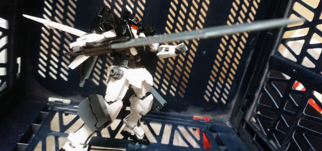 《武装》
・ソニックエッジ
秘密基地に半壊状態で廃棄されていた装備を元に、フラッグ等のソニックブレイドの機能を組み込んで改修した物。
刀身にプラズマを纏わせる事で、切れ味を増大させる。
そのままの状態でも、その質量をもって相手を叩き斬る事ができる。
・リニアショット
脚部武装コンテナに収納されている二丁拳銃。
リニアライフルの技術が応用されており、電磁加速した弾丸を放つ。
タツヤ/フラッグマンが好んで使用する武器でむある。