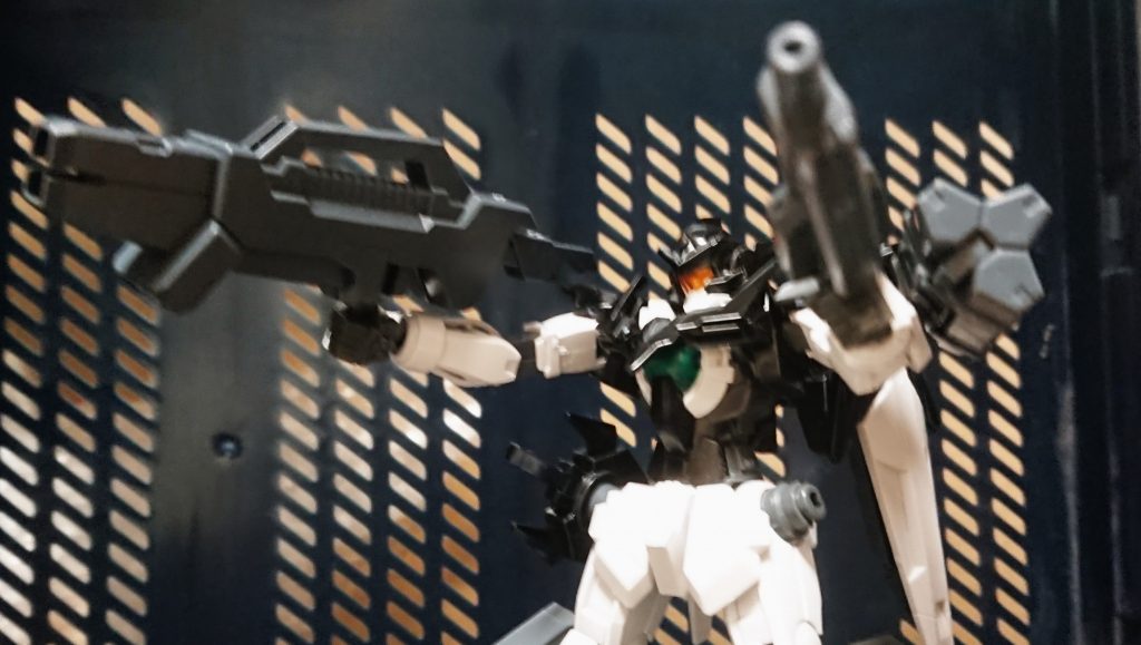 ・GNビームライフル
数少ないGN粒子を使う武装の一つで、秘密基地から押収された物の一つ。
武装の中では必殺級の威力を誇るが、一度のチャージで5発しか使用できない。
・GNランチャー
秘密基地から押収された物の一つ。
絶大な威力を持ち、フラッグナイトの武装では最大の破壊力・攻撃範囲を誇る。
が、太陽炉を持たないフラッグナイトでは取り回しが悪く、一度のチャージで一発しか使えない為、使用される事は少ない。
・ミサイルランチャー
秘密基地から押収された物の一つ。
通常のミサイルランチャーとして使う他、様々な弾頭を格納・発射できる。