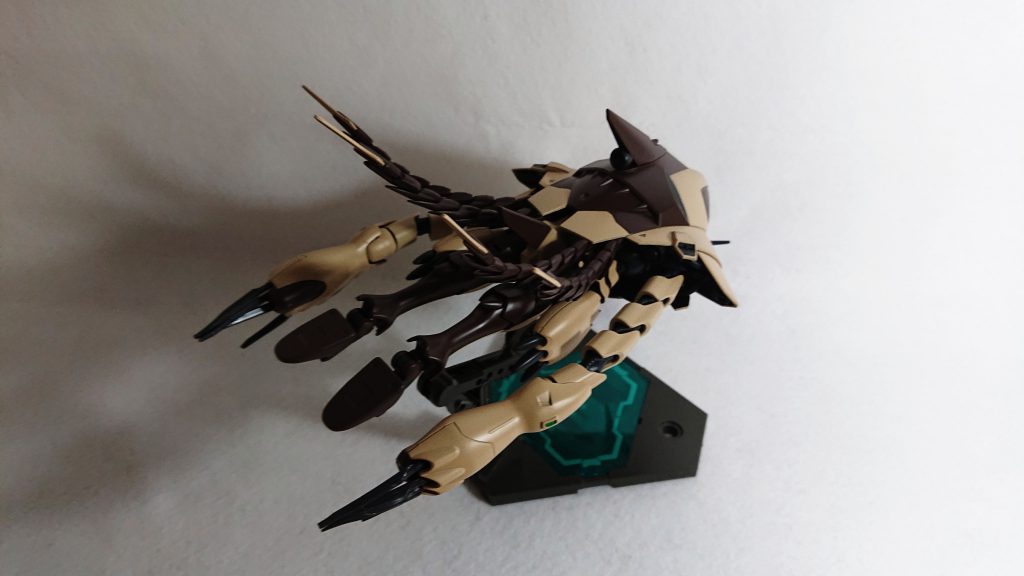 ジャンクパーツでボディ内側や背びれにバーニアを追加して機動力アップ
