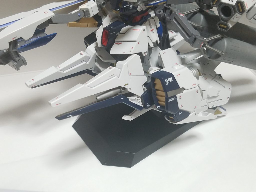 A装備膝？の完成後です。上部パーツが可動して銃身が現れます