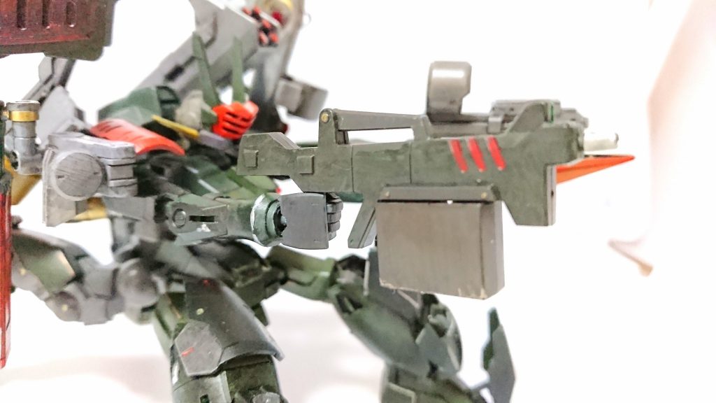 *・ライフル*
一般的な口径の実弾ライフル。継戦能力を高めるためボックス型の追加弾倉を装備している。
