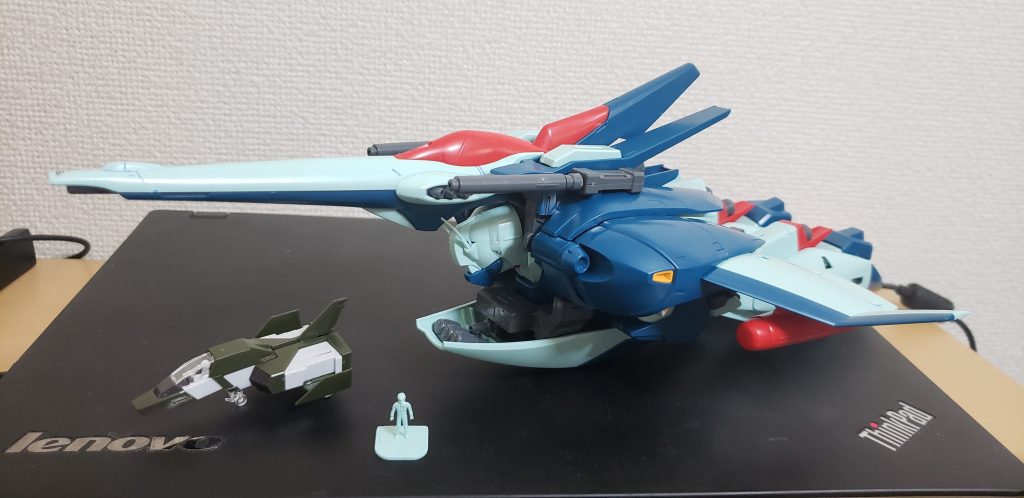 比較で一番くじのコアファイターと付属の人形も置いてみました。
デカい。シールドだけで小型の漁船くらいありますね。