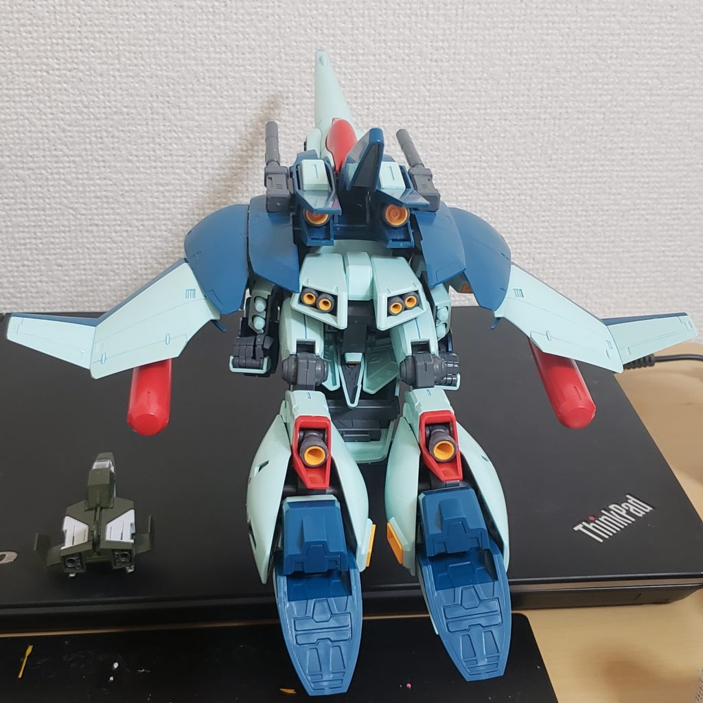 説明書読んで知ったんですけど、一度外したバックウェポンって遠隔操作できて、再装填できる仕様なんだそうです。使い捨てだと思ってました。