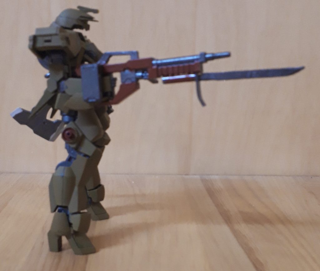 ご覧の通り頭のアンテナは短くなって逆を向いていますが、これは制作中にうっかりへし折ってしまったため、切断面を整形して前向きセンサーに見立てたからです。