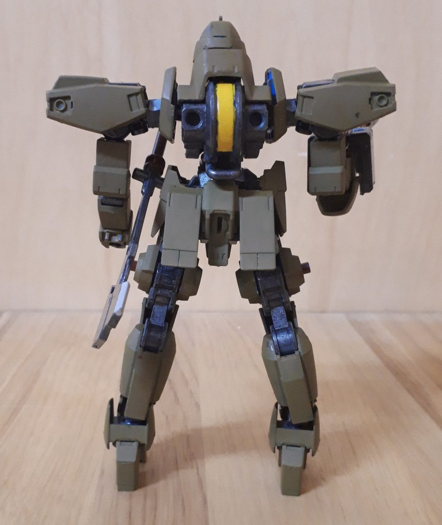 背部フライトユニットやバーニア、左腕のアンカーはオミットしました。
兵士っぽいシルエットにしたかったので…