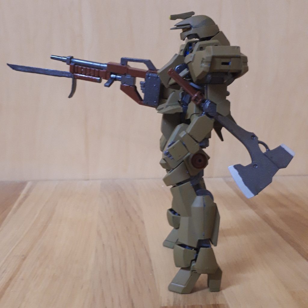 塗装は
全身装甲部分=土草色
間接、武器=メタルブラック(青鉄色)
斧の柄や銃の木部風塗装=レッドブラウン
斧のエッジ=シルバー
顔面、動力ケーブル=グレー74
エイハブリアクターやセンサーの黄色=RLM04イエロー
ライフルのセンサー=デイトナグリーン
です。