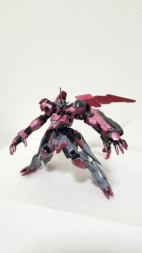 基本的にはその巨大な腕での肉弾戦で戦う
爪はガンプラを容易に貫く