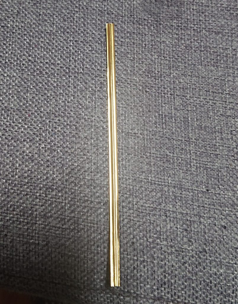 頭の羽根飾りも、100均で買ったラッピングタイに切れ目を入れて使用しています。これはグッドアイデアでした✨
針金なので、自由に曲げてポーズをつけることができます。