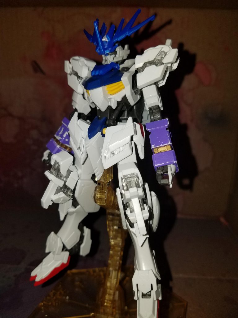 作業行程は撮ってません
ので、塗装前の写真だけ
ペルフェクを作った際に余るバンシィのパーツと、リナシメントから出るオリジンの頭部を使って頭を作成
といっても削ってはめ込むだけ
横から見ると実はスカスカだったりします(笑)