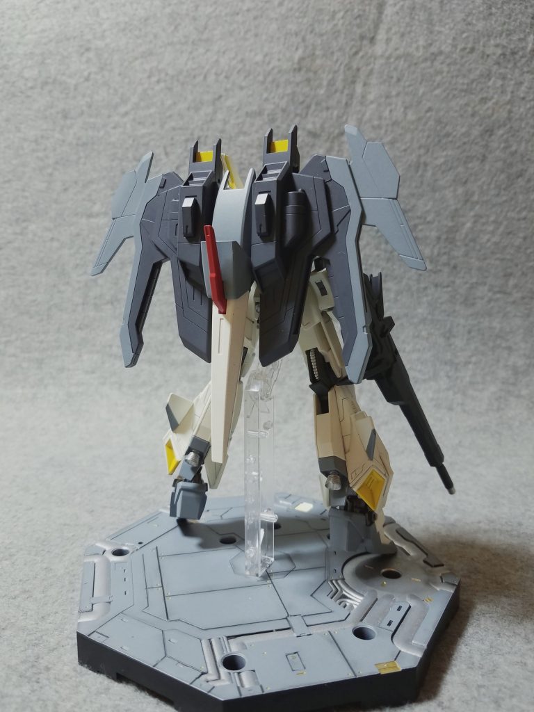 バックショット。
元キットよりもバックパック脱着を楽にしました。