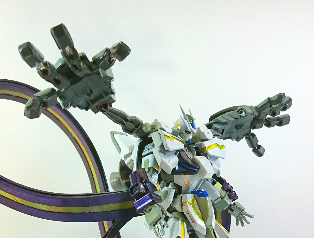 モビウス『まずは肩から伸びる拡張マニュピレータ、ガルガンチュア。
大きな資材を扱う、他のMSを鷲掴みにする、通常マニュピレータと並行して作業を行うなどが可能です。
本体よりも装甲が厚いので、緊急時の盾にもなります。』
マイロー「ふぅん、今ちょっと物騒なことが聞こえたけど、確かに丈夫そうだな。
装甲はVPS装甲?」
モビウス『はい。武装を持たないため、核エンジンで発電する電力の大部分をVPS装甲と他2つの装備に回すことが可能です。』
マイロー「なるほど。他の2つについても聞こうか。」