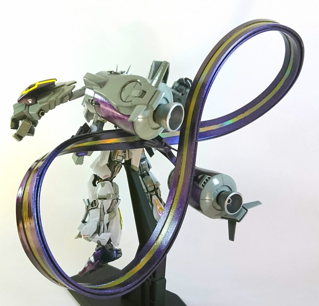 モビウス『3つ目、当機の最大の特徴、ヴォワチュール・リュミエール・モービウス(VLM)です。
当機や私の名前の元になった装備でもあります。』
マイロー「ふむ……確かに、こんなVLは他に見たことがない。形がメビウスの帯になってるわけだ。
でもなんでこんな形に?」
モビウス『とある技術者の酔狂らしいです。ですがコレが意外な効果をもたらしました。』
マイロー「ほう?」