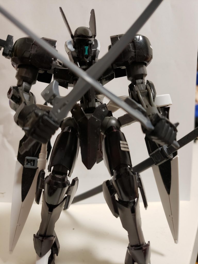 主武装その①
強化サーベル『シラヌイ』&『ウンリュウ』
スサノオの主武装をそのまま利用。
普段より二刀流だが右肩に一本マウントできる。
合体させた『ソウテン』状態にもできる。