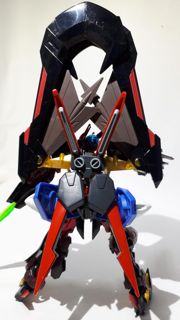 バックパックはレッドフレームのフライトユニットに、天ミナのマガノシラホコ両端と、ダブルオーのツインドライブを嵌めただけの簡単仕様。でも以外にもかっこよくなりました。