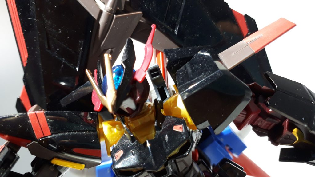 新発売のシャインゴールドで頭部V字アンテナだけ塗装。