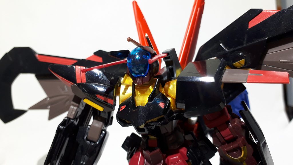 頭部を回転させてのモードも出来ます。画像では見えづらいですが、クリアパーツ内部を塗装してます。