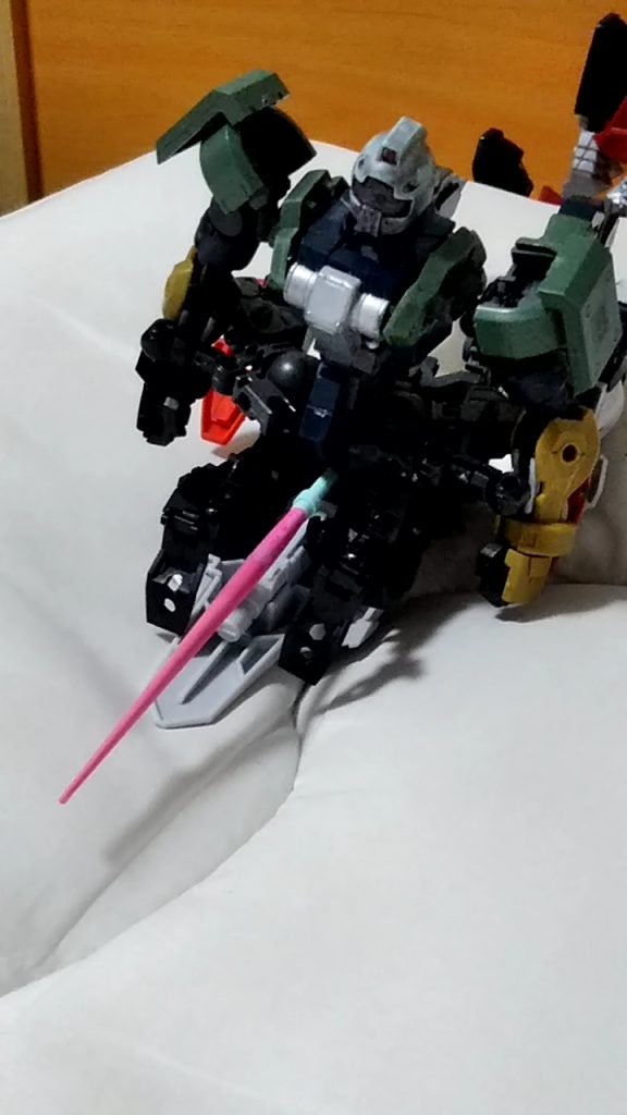 変形します。
変形したときはガンタンクぐらいの高さになります。