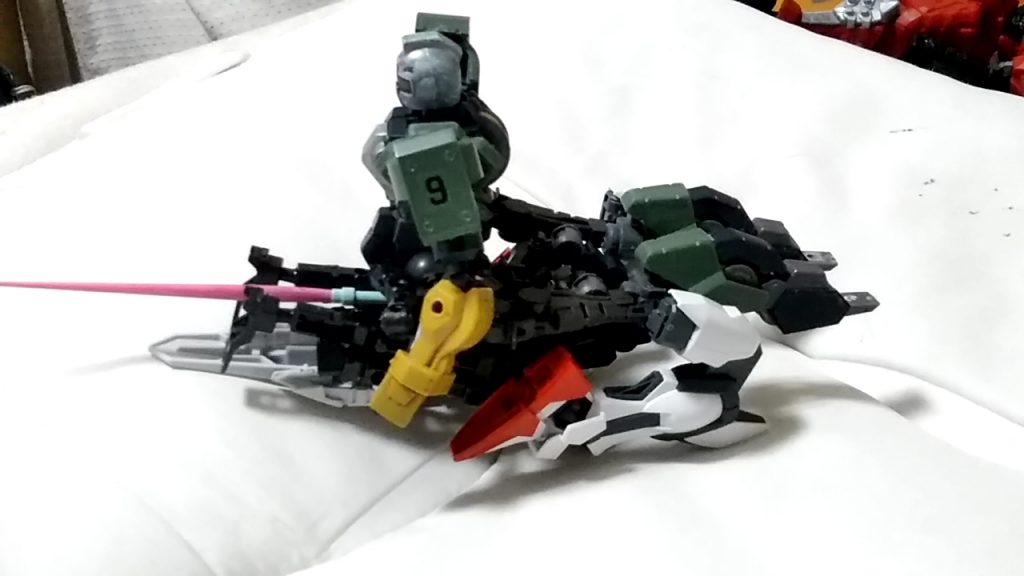 横から。
長い脚部を折り曲げてるので、後ろに長いです。