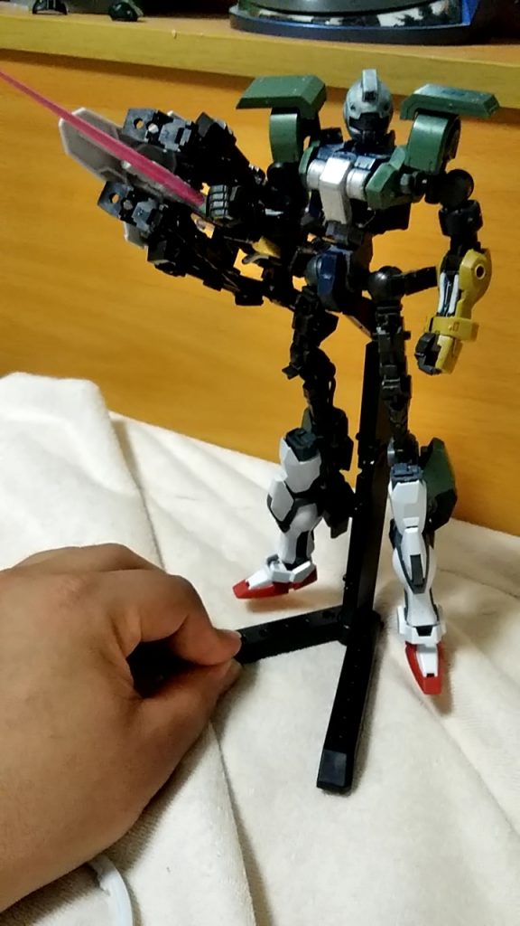 MS形態のときは武器は右腕に装備します。
ビームサーベル単体で持たせることも可能です。