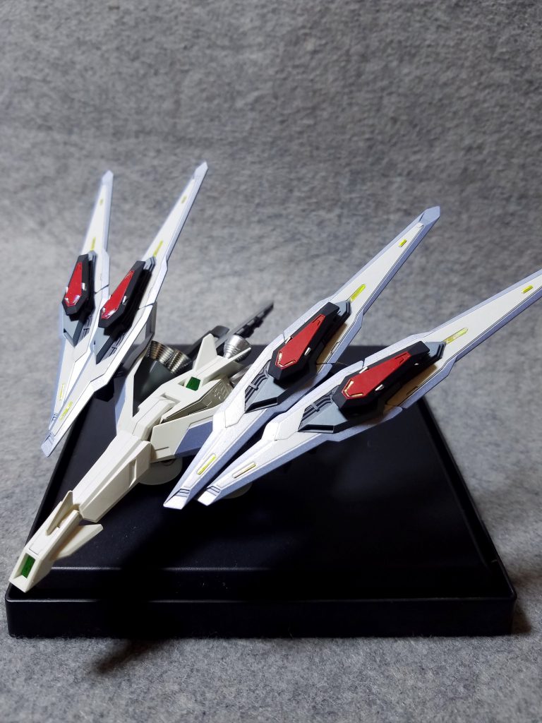 『 その3 』
今回の目玉になります。
どんな戦況にも対応できるように、攻撃力、防御力、機動力、推進力、感知力、、、等など、全てのパラメータを底上げできるように設計した支援機。
本体同様ヴォワチュールリュミエール搭載型でもあります。
武装は、レブとファンネル(ビット)。
アメイジングレブを本体に、ディフェンサー装備のリゼルのバックパック、バインダーガン2セット、モビルワーカーの両サイドの部品を使ってミキシング。