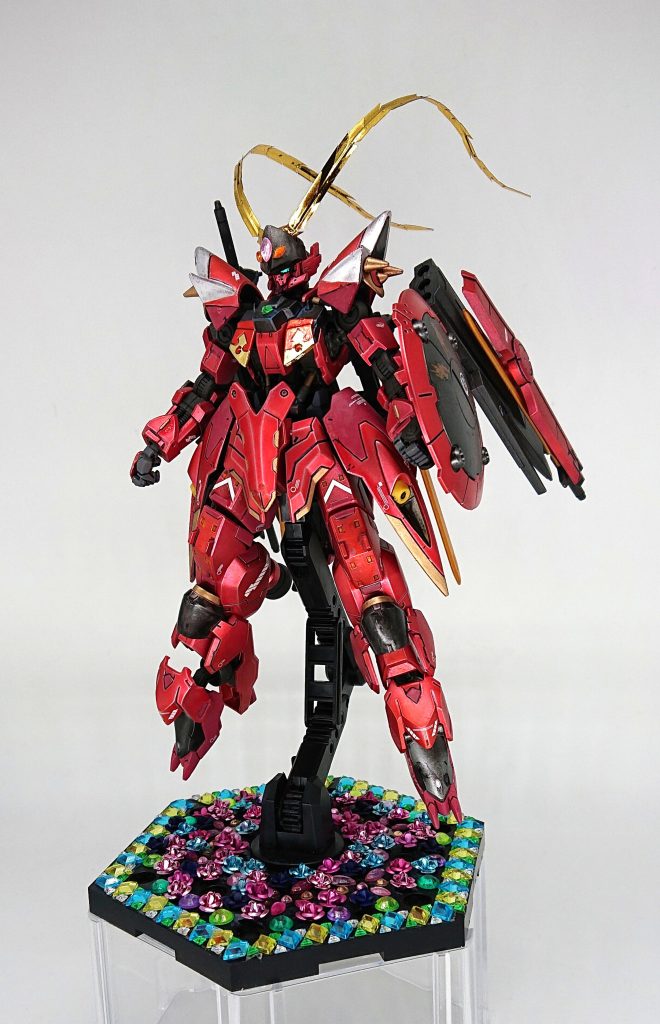 【前】
アスタロトオリジンをベースにして、カラーリングを麗騎士に寄せてみました。
肩アーマーと胸のメッキ部品はBB戦士のものですが、それ以外は鉄血シリーズのものを使っています。
塗装はガンダムマーカーエアブラシでメタリックレッドを塗ったあとにクリアレッドをコート、その後つや消しクリアでコートしています。