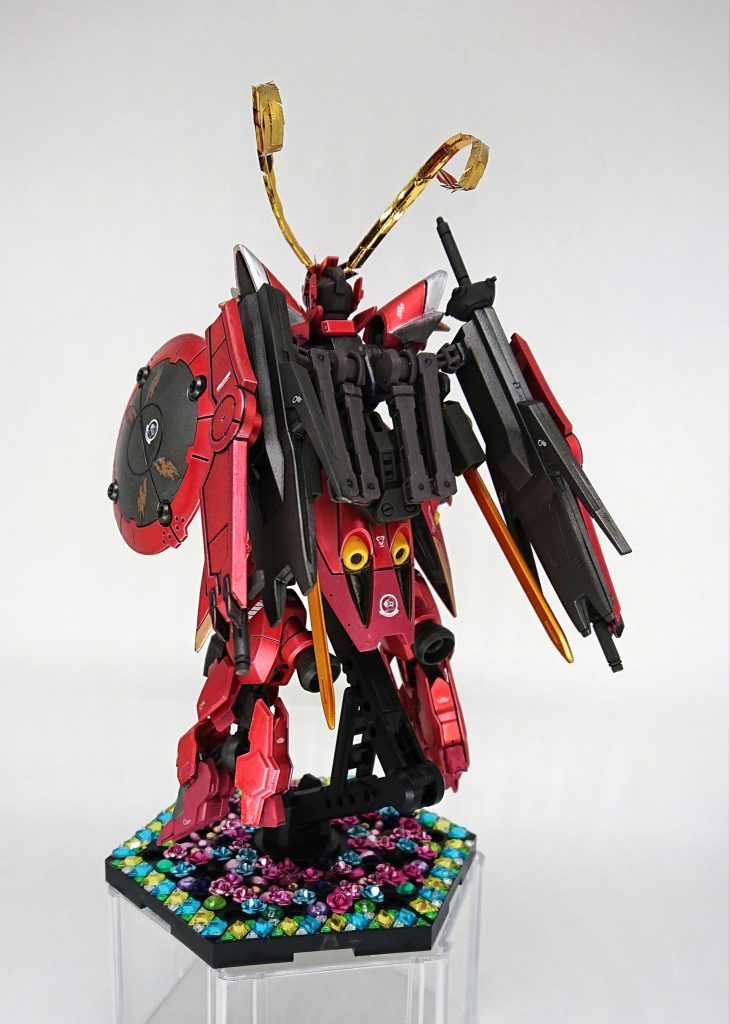 【後】
背中はキマリスヴィダールのボールジョイント部分を削って軸に変え、ヴィダールの腰アーマーを移植しています。