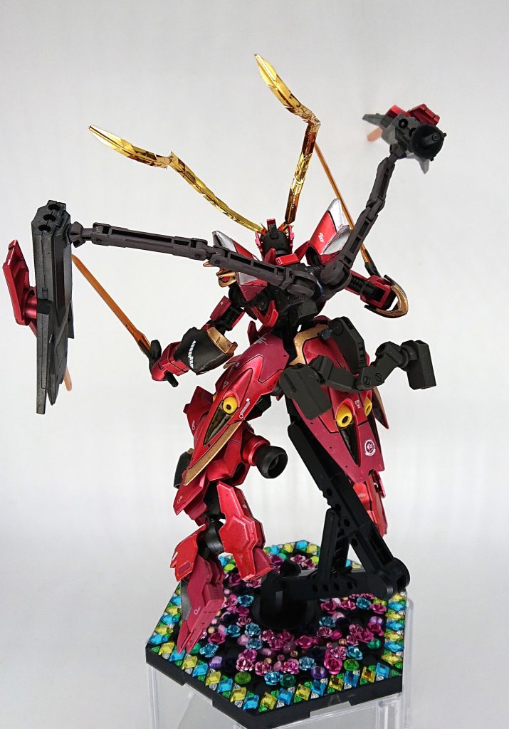 バックパック展開時の後ろ姿はこんな感じです。
腰のブレードホルダーはボールジョイントで接続しています。