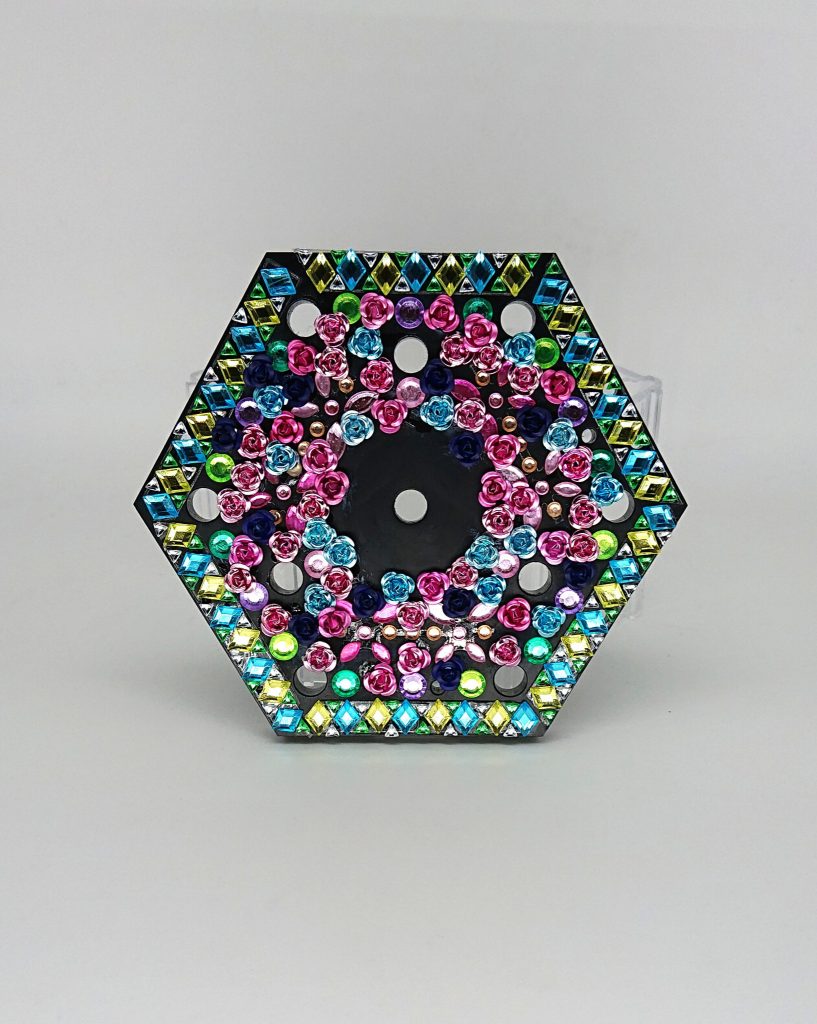 今回は、麗騎士のきらびやかな雰囲気を出すために、100均のネイル用素材やシールを使ってアクションベースをデコりました(о´∀`о)
本体の頭部の宝石部分などにもデコレーションシールを使用しています。