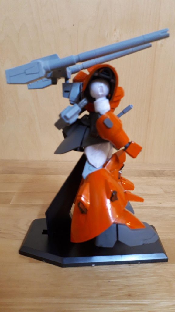 一応自立はするのですが足の軸がずれたらしく真っ直ぐ立たないので、スタンドを。