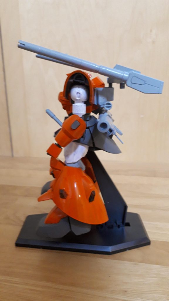 ビームサーベルは左腰に。