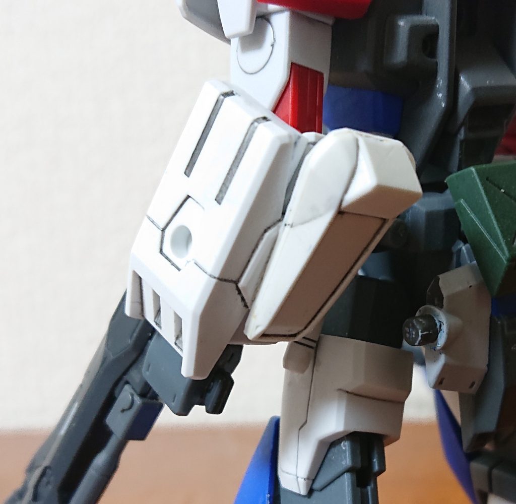 腕部増加装甲
M1アストレイの腕だし、PS装甲無いだろうなという考えからPSの増加装甲という設定で追加しました。こちらはイージーアームズから流用。関節に干渉しないように切込みを入れたのと、ポロリしないように肘の部分にピンをつけました。またアーマーシュナイダーが使えるようにとストライクの腰パーツも使ってます。