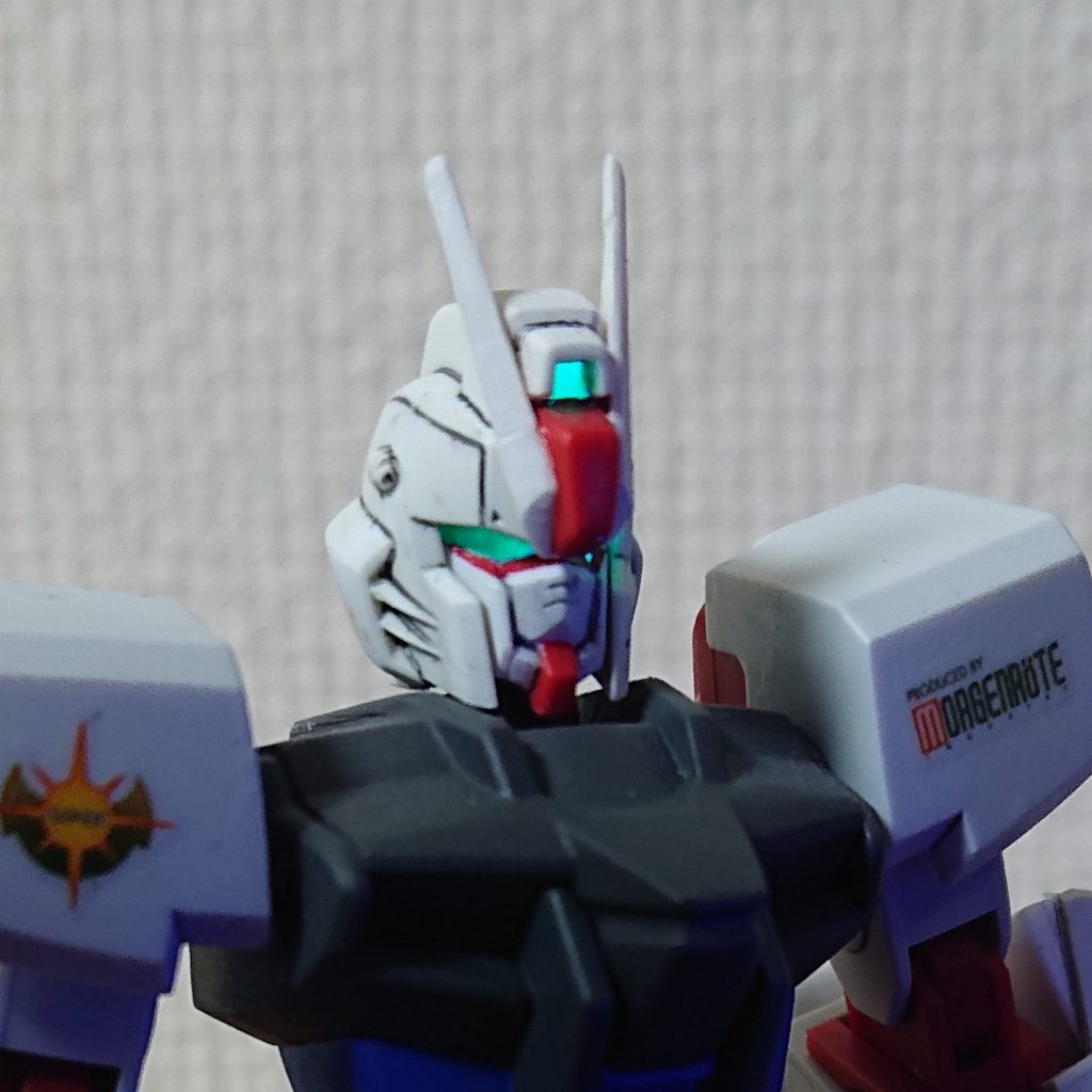 頭部
元々は旧HGフリーダムです。外側のアンテナをダガーのように配置した他、顎部分を少し削り内頬との間にプラ板を追加しました。またカメラ部はディテールを削り落として蓄光塗料を塗ってます。メインカメラ部も蓄光塗料を塗ったシールを貼ってます。なので・・・