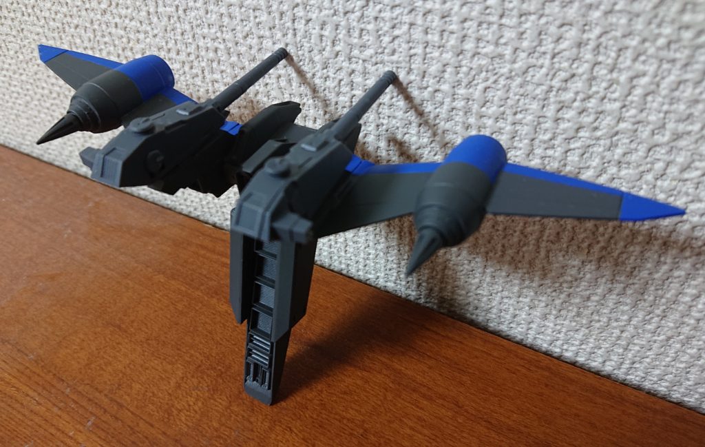 背面から
翼のエンジン部(?)の突起を切り落とし、ビルダーズパーツの物に変更してます。