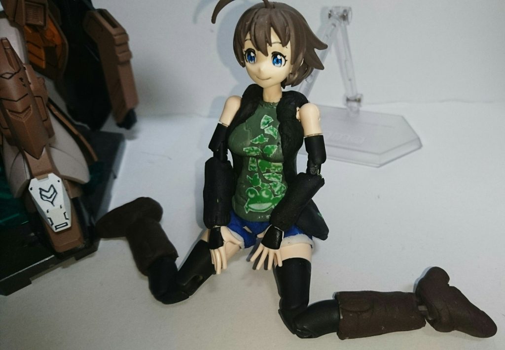 足はパテでブーツを自作。
まだまだ荒いので改善の余地ありです。
ナナミさんはスニーカーの方が似合いそうですが、ダイバーナミのパーツ分割的にブーツになりました。