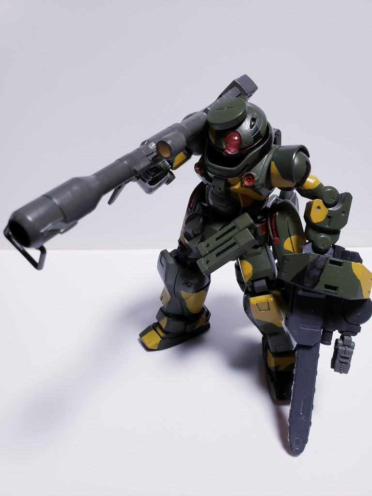 残りの武器はジャイアントバズと共々装備していたプラズマナイフです。
遠距離はジャイアントバズによる迎撃、牽制で近接時は左腕の複合型チェーンソーで敵を切り刻む感じになります。
プラズマナイフはもしもの時の保険ですw
