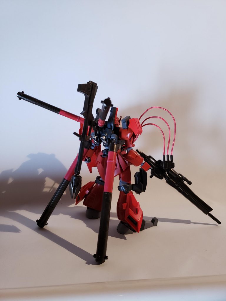 背面 試作長距離射撃用ビームライフルやバックパックなど、ガンダムマークⅡと互換性のあるパーツも使用している。