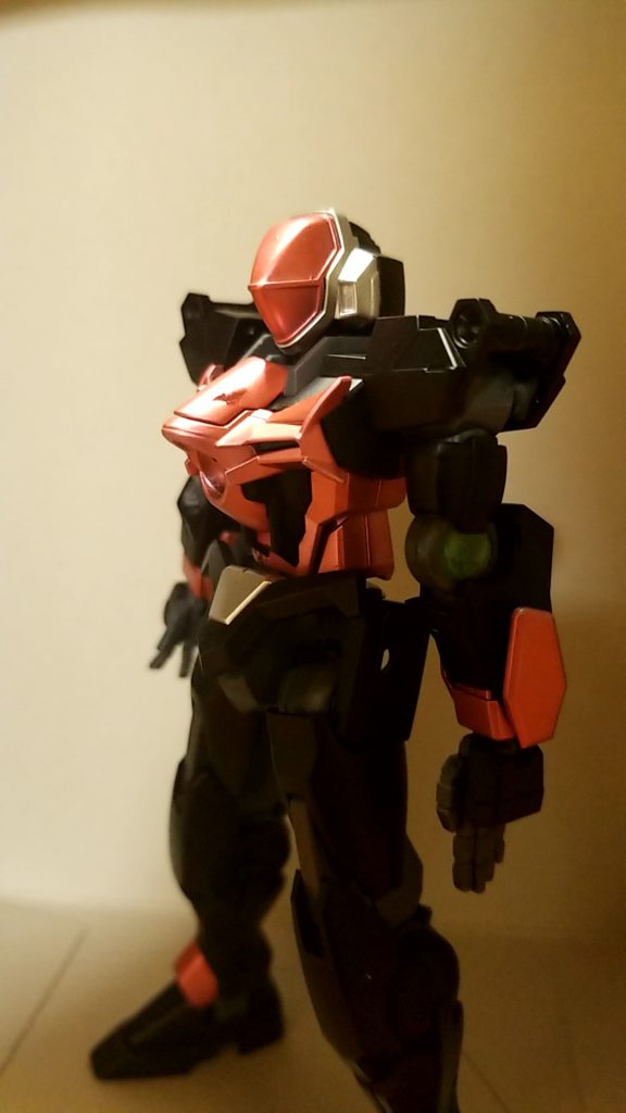 腰のマントを取り付ける前のショット。