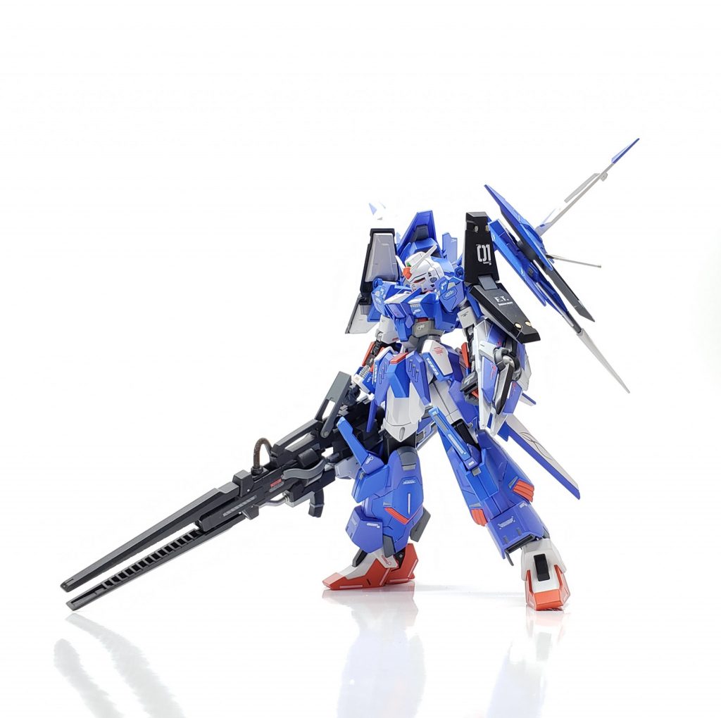 〜第3形態〜 「バスターモード」 バスターランチャーを装備した超攻撃特化形態。 1/144のガンプラにとって規格外な装備のため機体システムへの負担が大きく、ランチャー以外の装備が使用不能になります。 更にバランサーの役割を持つツインファングランチャー、テールスタビライザーをパージした事により運動性能が大幅に低下するというデメリットがあります。 その反面バスターランチャーは規格外の威力を誇るため、ビームをかすめただけでも致命的なダメージを与える事が出来ます。 ちなみに弾数は2発。 ACのオーバードウェポンをイメージしています。